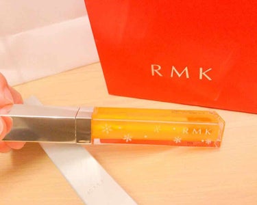 **
RMK
ティンティッド オイルフィットグロス
02 スノーロッジ
**


誕生日のプレゼントに後輩から頂きました♡


つけ心地はグロスのわりには
ベッタリした感じは強くない！

しっとりツヤツ