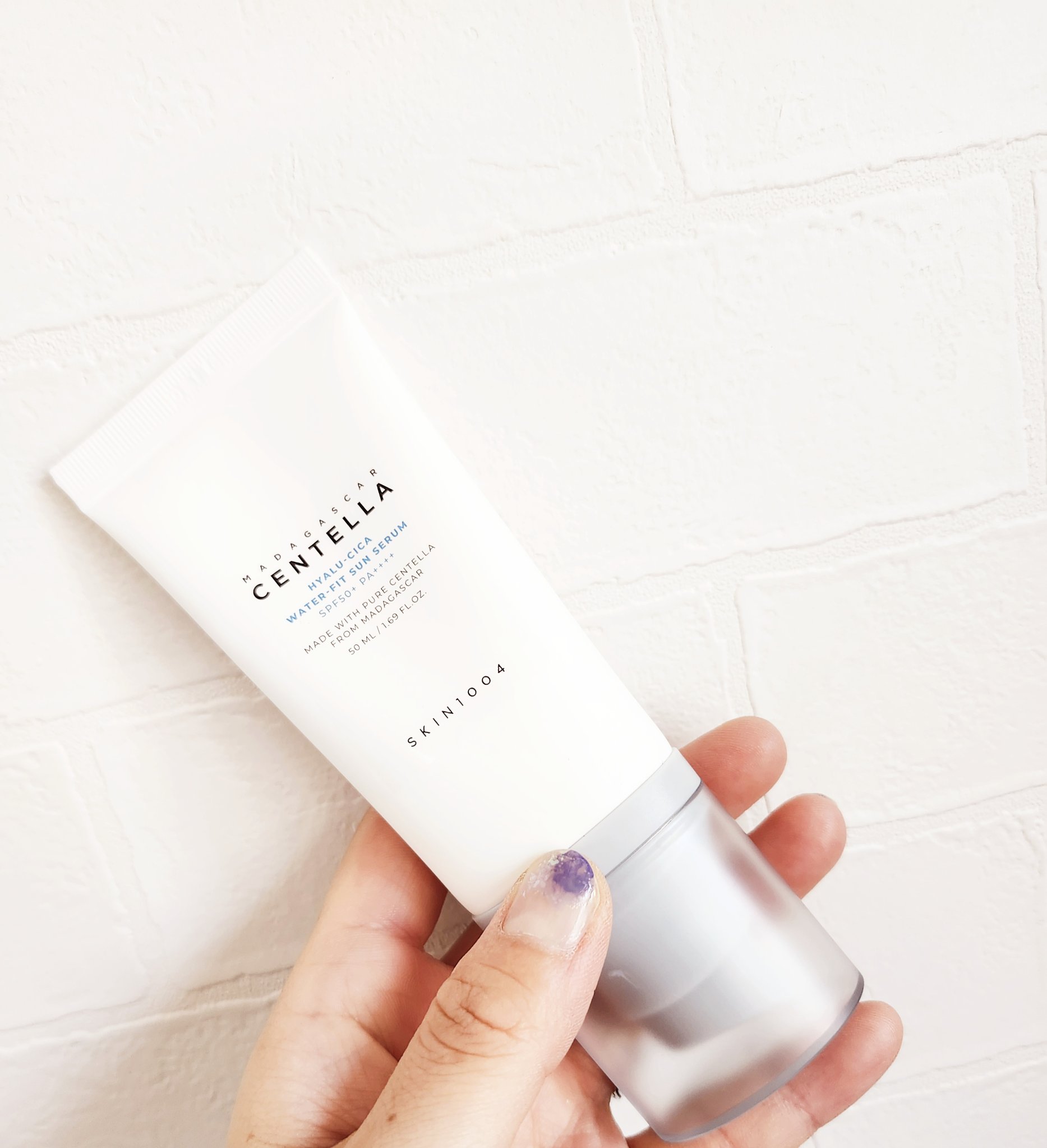 つけ心地が良い✨
みずみずしいテクスチャー、伸びがよく肌に馴染みます。
日焼け止めというより乳液をつけてるようなつけ心地です。ベタベタしません。
個人的に一般的な日焼け止めの香りが苦手なのですが、こちらは全く香りが気になりません。

私は朝