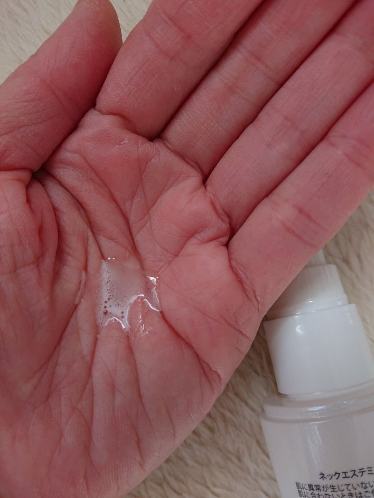 Miki📷️フォロバOK👌のクチコミ「首のシワが気になります。
乾燥からのシワ、癖からくるシワ、老化シワ…
色々ありすぎです😣
首専.....」（2枚目）