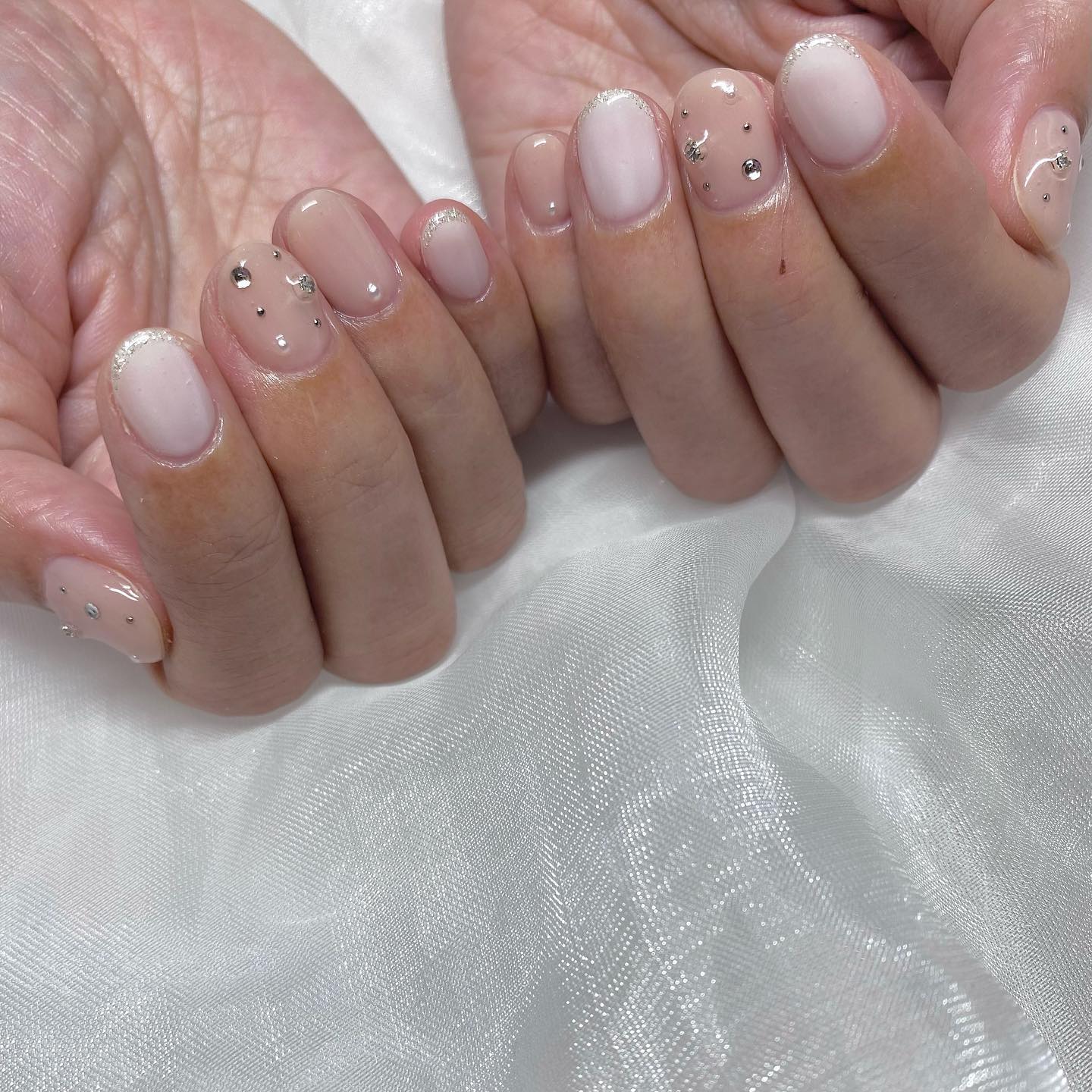 #韓国ネイル,#ワンホンネイル,#ストーンネイル,#ナチュラルネイル,#きらきらネイル,#ヌーディーネイル,#ベージュネイル,#秋ネイル,#オフィスネイルのネイルデザイン