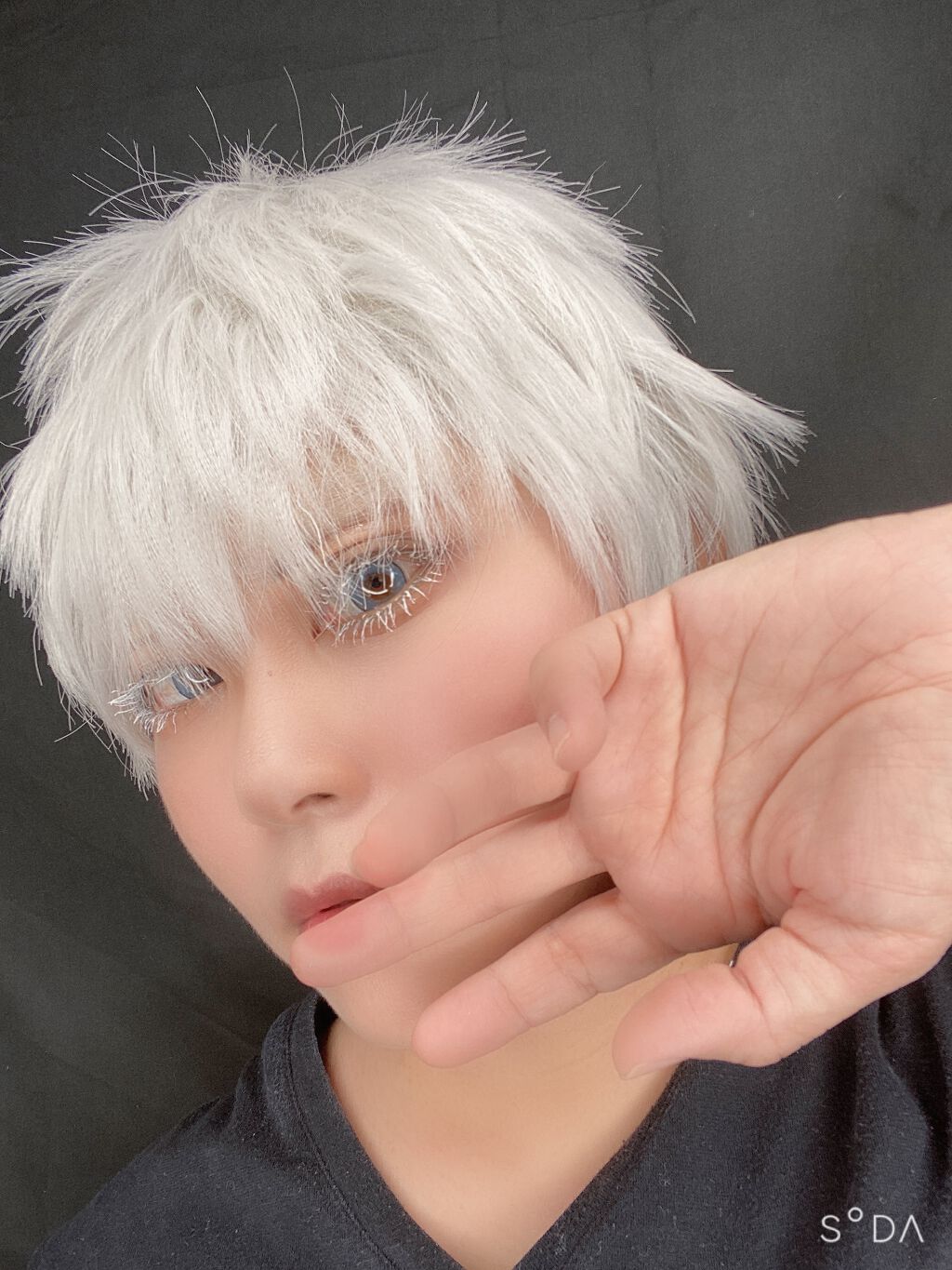 クロ on LIPS 「メイク練習を兼ねて、呪術廻戦の五条悟(高専)のつもりだったのに..」(4枚目)