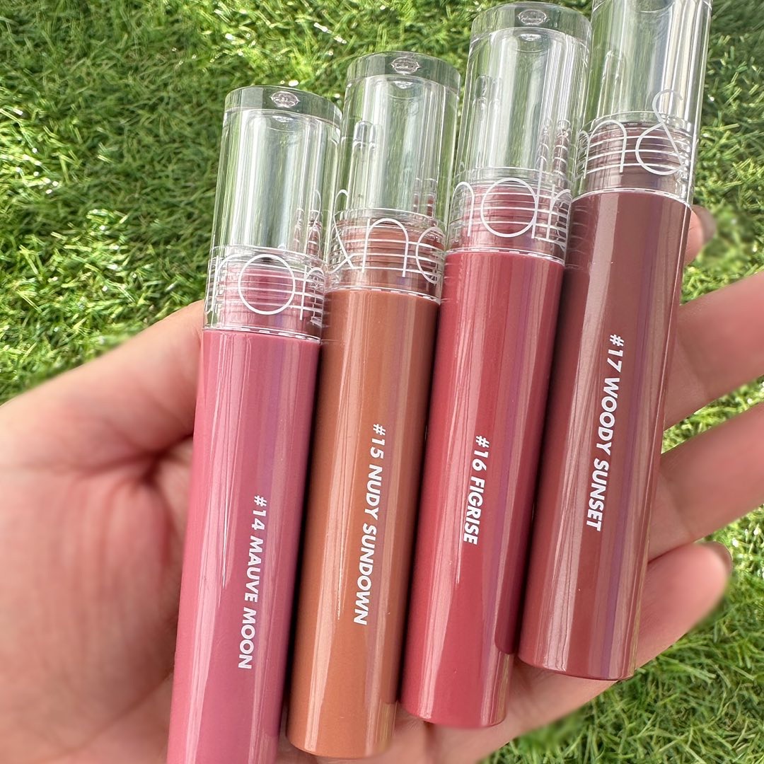 Hola！

今回は、ロムアンドの大人気グラスティングウォーターティントから新色が4色追加されたので早速ゲットしてきました！

今回のリップは、塗って3秒後に水面に反射した月光の波のような艶膜が浮かび上がってくるという、なんともパワーワード