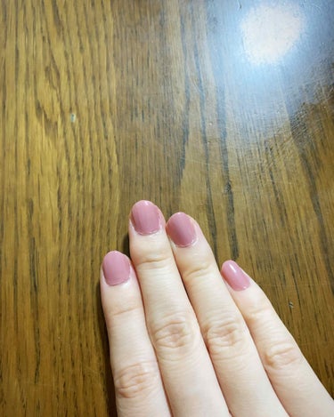 ネイルホリックのBE807を試してみた💅🏻

こんばんは！
落ち着いたヌードカラーのネイルをしてみたいと思い、お値段も手頃なネイルホリックのBE807を使ってみました。
桜貝のような発色で、肌が白めな方でも爪だけ変に浮いたりせず使いやすい色味だと思います🙆‍♀️

ぜひ秋にぴったりのくすみカラーをプチプラでお試しあれ🍁の画像 その1