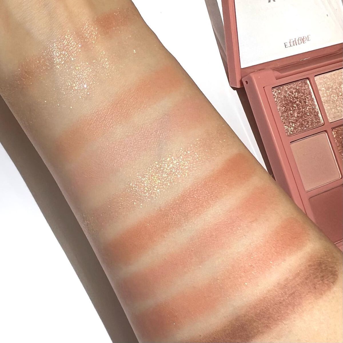 TOMOKA on LIPS 「-̗̀秋に使いたくなるピンク̖́-✔𝐄𝐓𝐔𝐃𝐄プレイカラーア..」(4枚目)