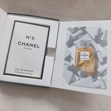 CHANEL シャネル N°5 ロー オードゥ トワレット (ヴァポリザター)のクチコミ「CHANEL
シャネル N°5 ロー オードゥ トワレット


ミニサイズの香水サンプルはポー.....」（1枚目）