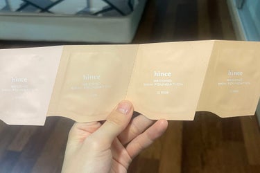 
hinceのセカンドスキンファンデーション⭐️ SPF30 PA++
韓国コスメを購入した時に試供品が入っていたので使ってみました😊✨
私はアイボリーの色味が合いました！

ブラシで付けるとより良いみたいなのですが無いので指で付けました！

伸びが良くスッーと肌に馴染む感じ。
カバー力は高くはなくナチュラルな肌に見せてくれます。
なんと言っても厚塗り感が無く軽い付け心地で、ノーファンデーションだった私にも快適な付け心地でした♪

4枚目はファンデーションを付けた写真。
肌のくすみを軽くカバーしてくれてトーンアップしました👏
ただ夏の暑い時期にマスクで蒸れたりすると少しヨレが気になるかもしれません😓
常夏の国で外遊びして夕方にはヨレてた💦
最後に崩れにくいパウダーを軽くしてあげたら持ちが良くなると思いました✨

自然なカバー力、軽い付け心地をお求めの方にはオススメです！
ぜひ、チェックしてみて下さい😍

⭐️税込4290円

#hince
#セカンドスキンファンデーション
#21
#アイボリー
#ナチュラル肌
#自然なカバー力
#ファンデーション
#韓国コスメの画像 その2