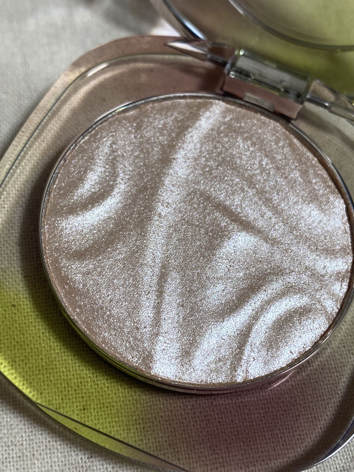 Joocyee シルクシリーズ シルクハイライトのクチコミ「Joocyee シルクシリーズ シルクハイライト
06 シルバーレイク

繊細に輝くので普段使.....」（2枚目）