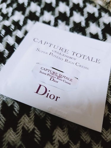 Dior カプチュール トータル セル ENGY リッチ クリームのクチコミ「Diorさんから2個試供品を頂きました⸜(*ˊᗜˋ*)⸝ﾜｰｲ

しかし
私は脂性肌よりの混合.....」（2枚目）