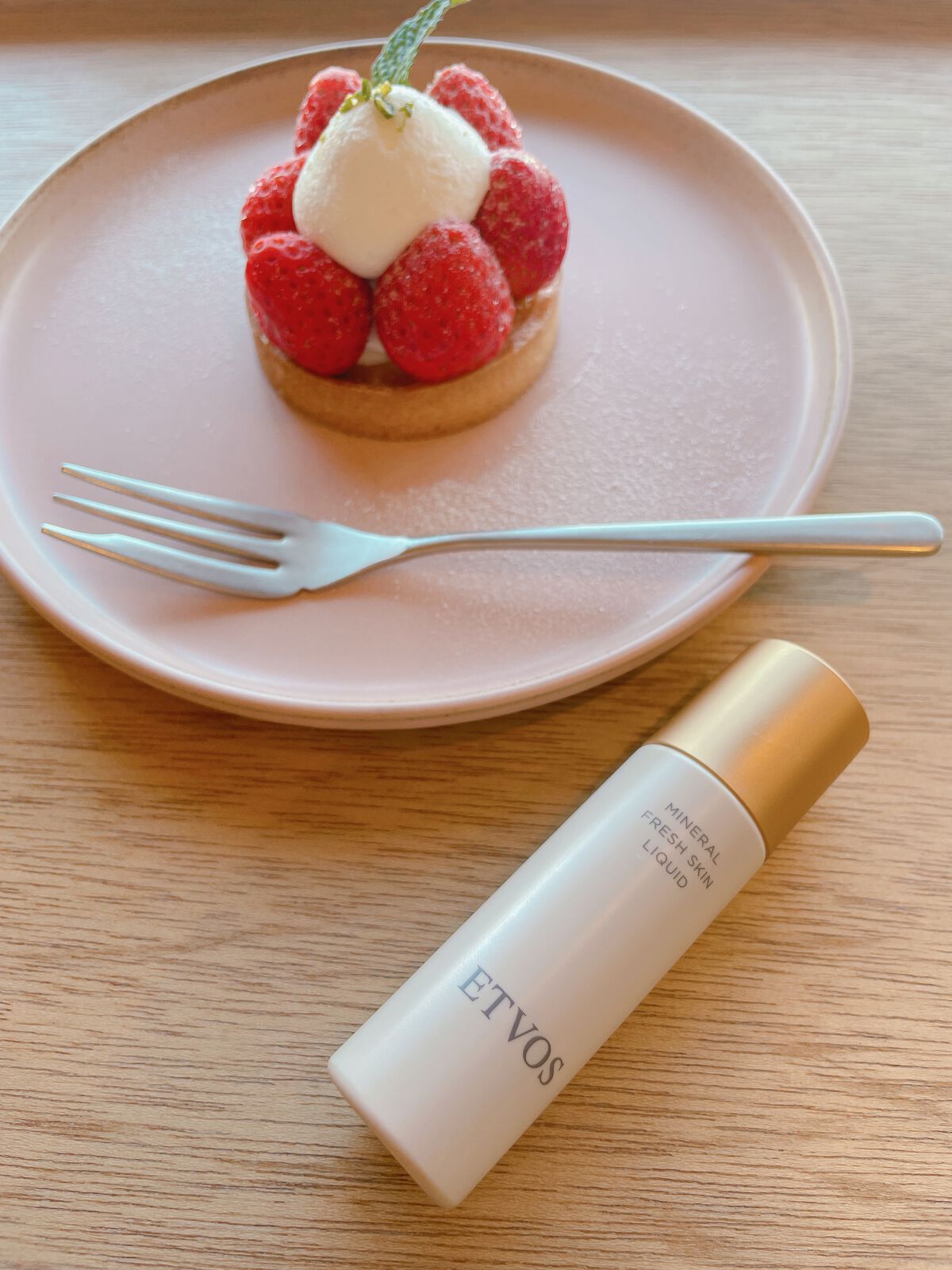 エトヴォス最近、色々使うことで
良さがじわじわと分かってきたのですが
その中でもこのサイズと、カラーが絶妙な
美容液ファンデーション
エトヴォス
【ミネラルフレッシュスキンリキッド】

先日頂いてから、クッションでは軽すぎてちょっと綺麗に見