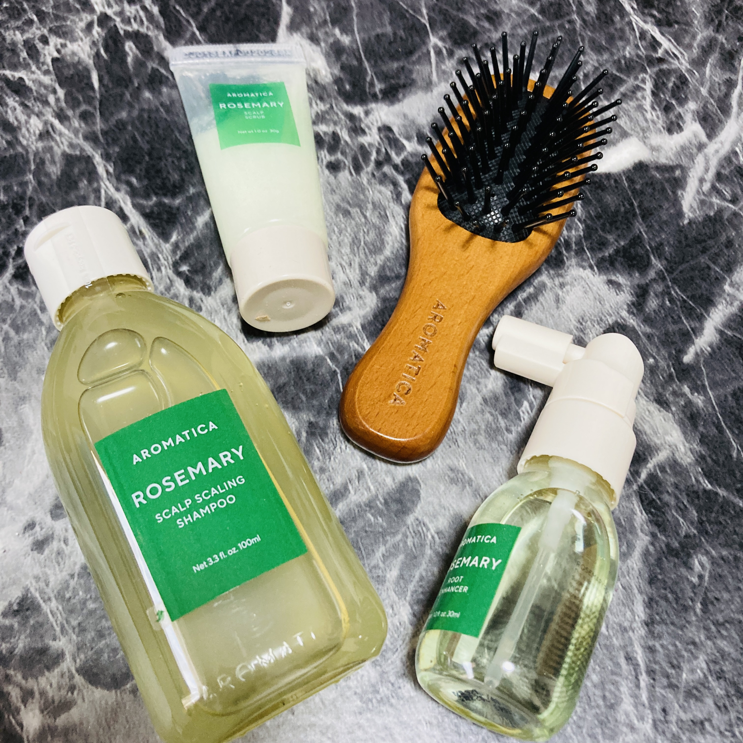 AROMATICA ローズマリーヘアケアキットのクチコミ「AROMATICAローズマリーヘアケアキット。
シャンプーが爽やかでお気に入り。
セットのブラ.....」（1枚目）
