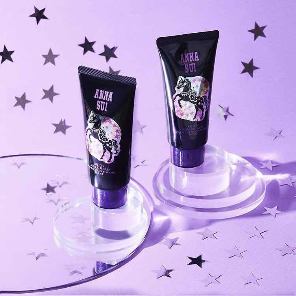 ANNA SUI グリッター ボディ プロテクションのクチコミ「肌に馴染ませるとキラキラと大粒のグリッターが輝きます！
ボディ用ですのでデコルテにも塗って夏の.....」（1枚目）