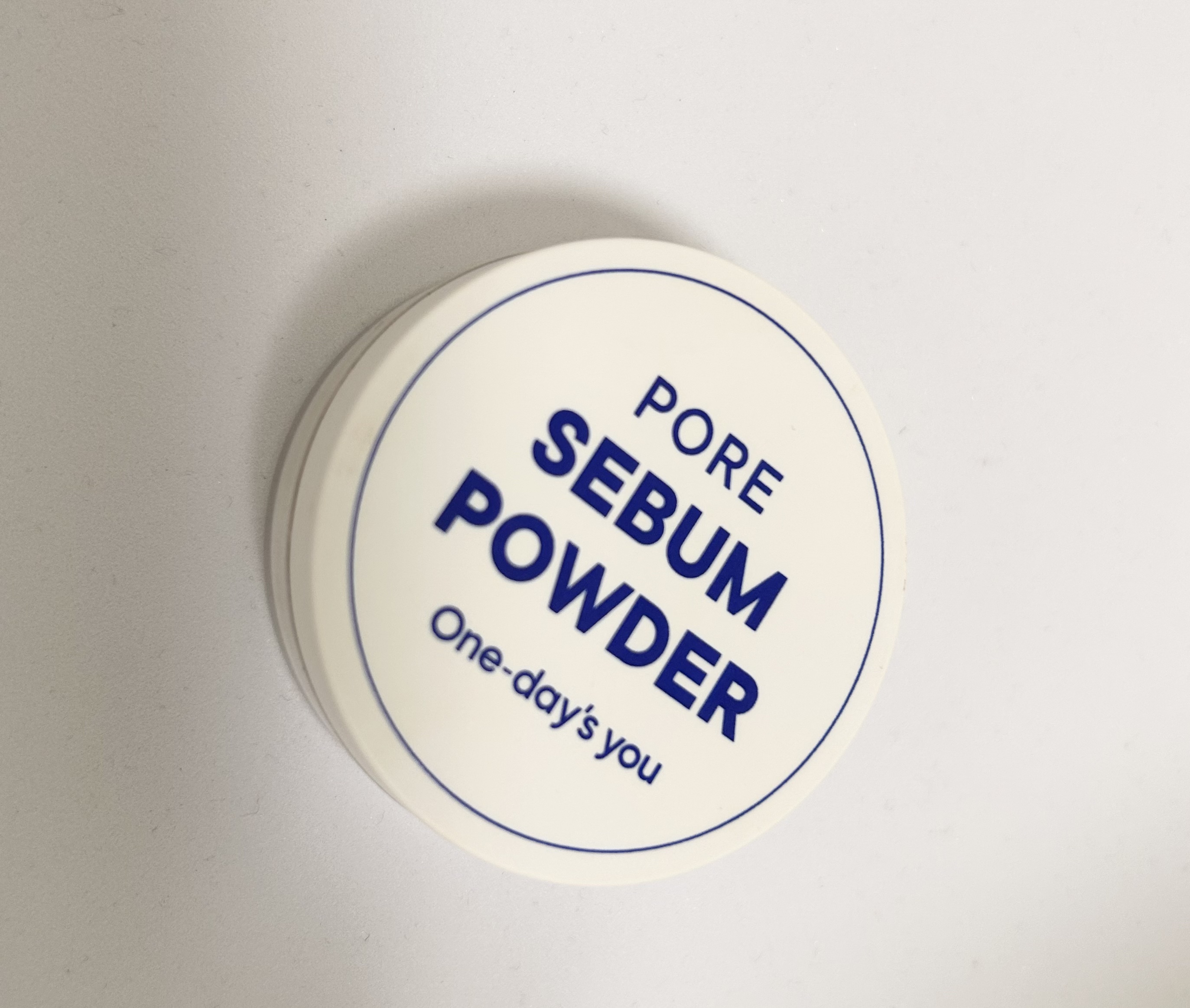 急遽出先で購入したパウダー

1個前の投稿に出てくるのはこれのこと😂

これも割と細かい方だと思うんだけど
仕上がりとしては ミューンパウダーには
遥か及ばない🫠

いいなーと思ったのは
真っ白で色がつかないので
汗が気になるとこに使え