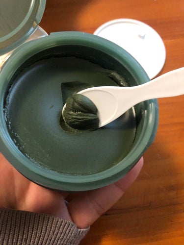 柔らかいよりのテクスチャのバーム。
韓国で話題とのことで気になってました！

緑茶と炭の濃い色してます。

クレンジングとパックを同時に出来る商品です。

メイク落ちは問題なく、
洗い上がりの毛穴感もま