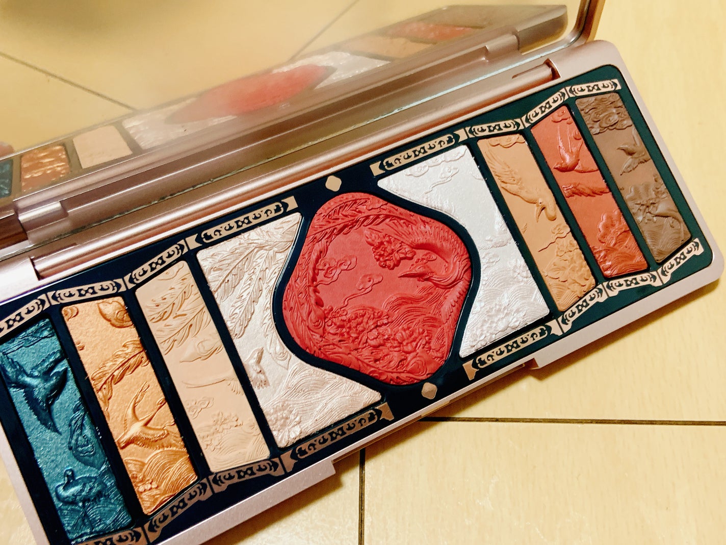 牡丹鏤月浮雕 百鳥朝鳳/花西子/アイシャドウパレットを使ったクチコミ(1枚目)