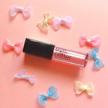 とても気に入ったコスメがあったので久々投稿😚
A'PIEUのEye Glitter No.4💕 
ピンクのラメのアイシャドーです🌸

アイメイクの仕上げに涙袋の黒目の下らへんと、アイホールの黒目の上らへ