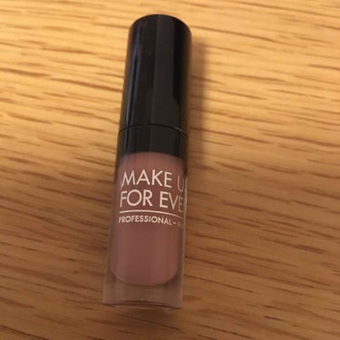 Makeup forever Liquid Matteの105を試しました。
私がつけると唇の血色が貧血みたいに😭笑

自分にはもっと明るい色味のほうが合うことをこのリップから学びました

ヌーディなリ