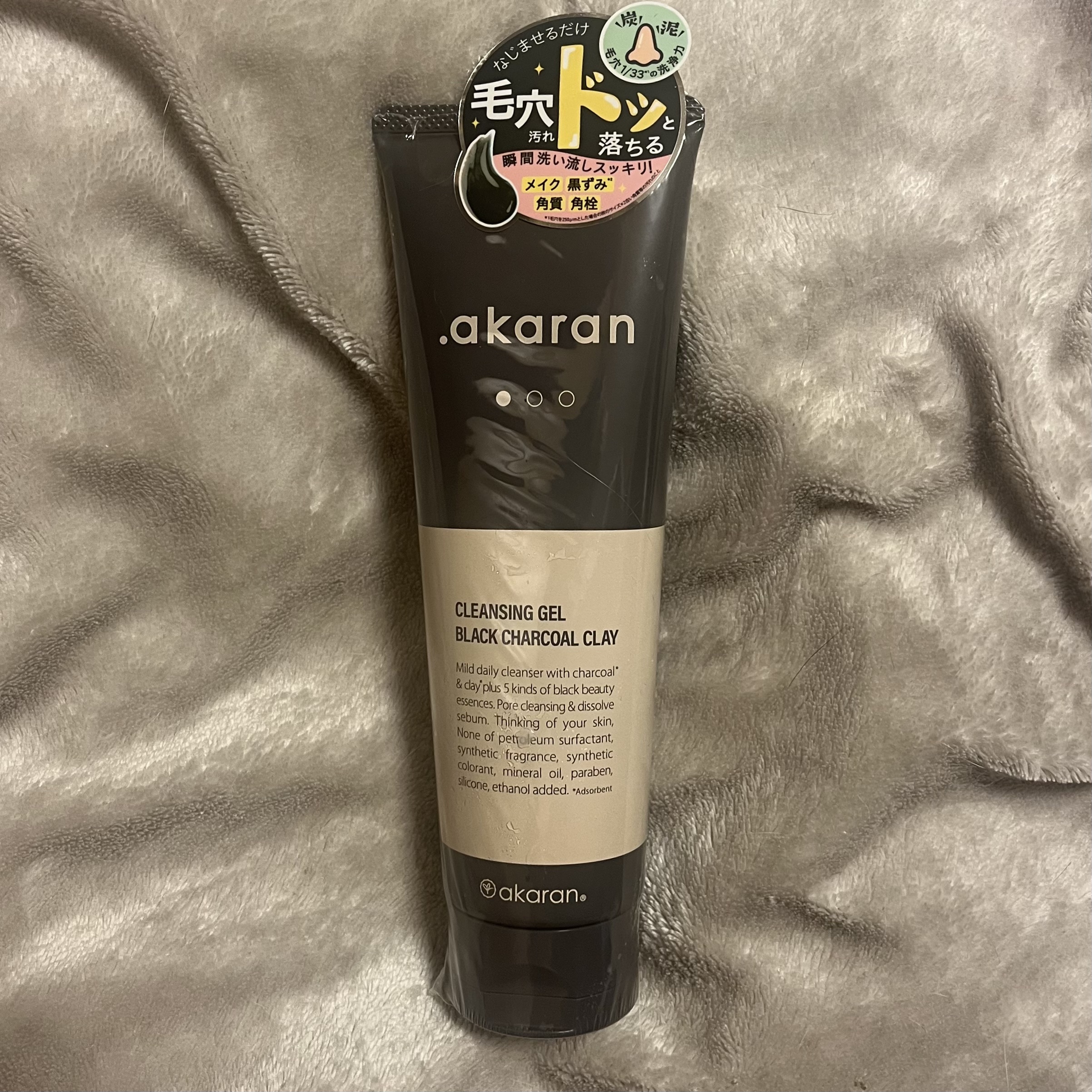 ピーリング効果があるクレンジングで毎日優しくオフしてお肌ツルツル😶‍🌫️✨

ブラックのクッションジェルと毛穴1/33の炭とクレイがメイク汚れ・毛穴・黒ずみ・角栓・角質をつるっとオフしてくれるよ💡

微粒子の炭がソフトピーリングの効果