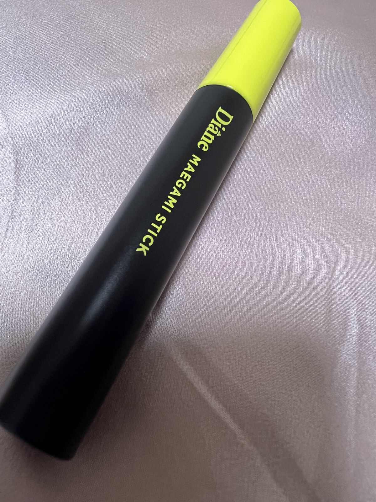 前髪崩れの予防&アホ毛が気になるので購入♪
初めて前髪スティックを購入しましたがマスカラのように簡単に塗れるタイプなのでとても使いやすいです。
私の場合アホ毛の威力が強いようで朝と15時頃に2回使用することもありますがきちんとおさまるので助