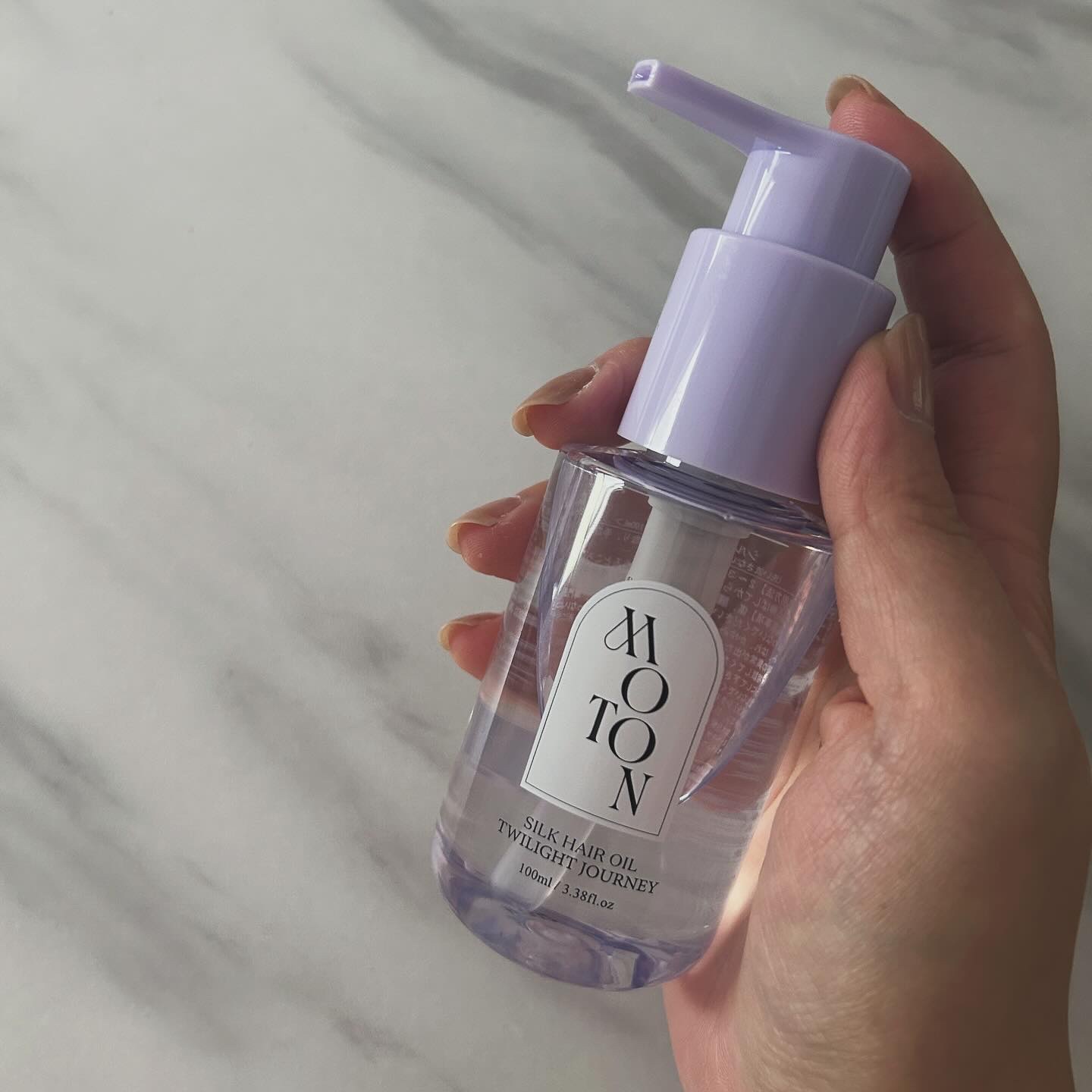 MOTON MOTON シルクヘアオイル トワイライトジャーニーのクチコミ「
MOTON　シルクヘアオイル
トワイライトジャーニー

香水のような贅沢な香りをふんわり纏う.....」（2枚目）