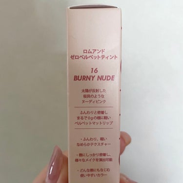 【使った商品】
rom&ndゼロベルベットティント #16 BURNY NUDE

【色味】
ほんのりピンクが入った赤って感じの色味で可愛いです！

【色もち】
擦っても落ちないし、マスクしても大丈夫！
天才的✨

【質感】
マットな質感です！

#rom&nd #ティント の画像 その1