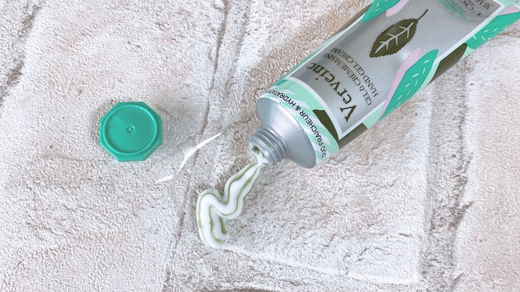 うつろい on LIPS 「ロクシタンの新発売数量限定ヴァーベナバイカラー ハンドクリーム..」(2枚目)