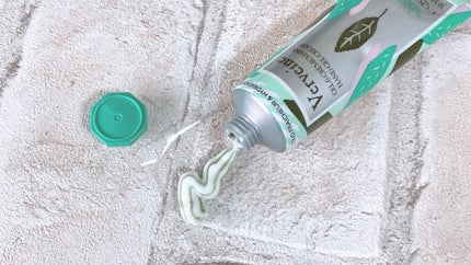 うつろい on LIPS 「ロクシタンの新発売数量限定ヴァーベナバイカラー ハンドクリーム..」(2枚目)