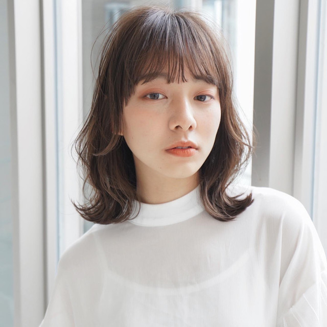 外ハネのセミロングヘア