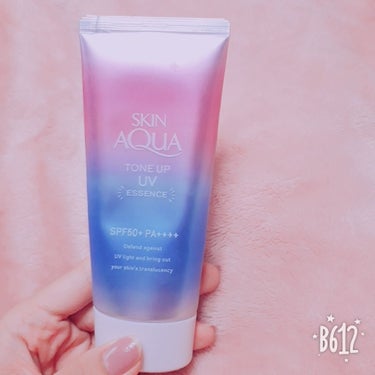 🎀スキンアクア　トーンアップUVエッセンス🎀　　
（🐰顔・からだ用　SPF50+　PA++++）
ダイコクドラッグで体用の日焼け止めとして購入( ｡•o•｡ ) ~♡。透明感！！という言葉と見た目の可愛