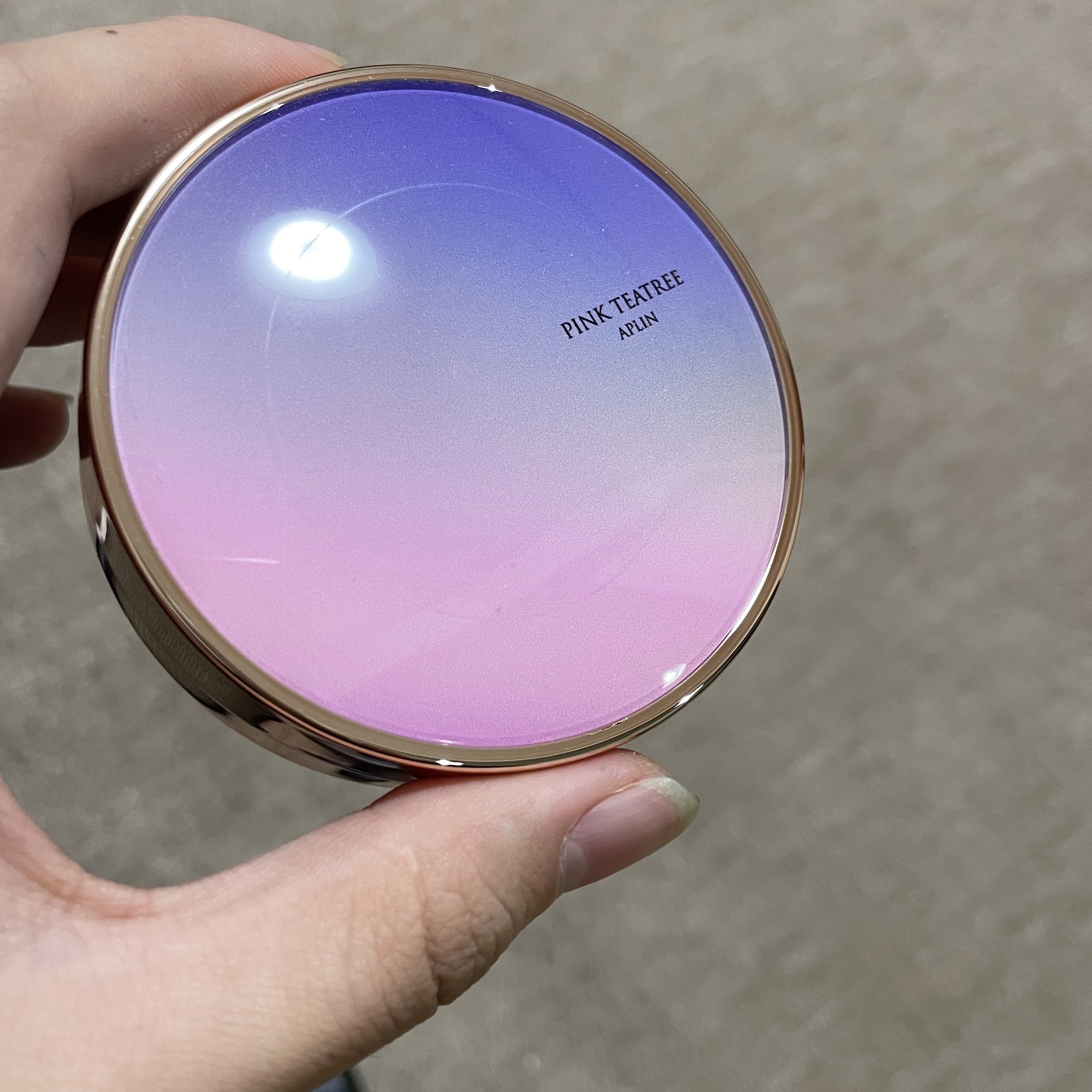 APLIN
ピンクティーツリーカバークッション
21号ライトベージュ

とてもカバー力の高いクッションファンデーションです。塗ると毛穴がほんとにわからなくなって、陶器肌に近づけます！！

セミマットな仕上がりのファンデーションは初めて使いま