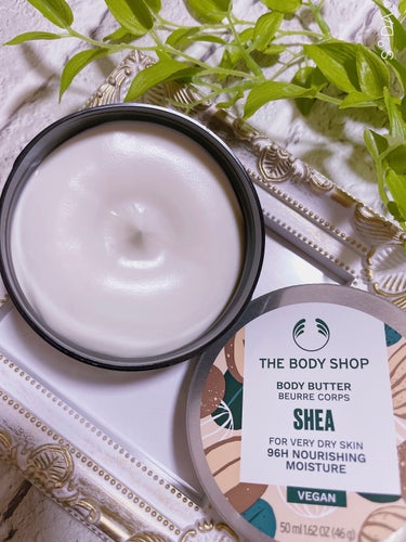 THE BODY SHOP
ボディバター シア




97%自然由来成分配合で、
格別にリッチでこっくりとしたバターのように溶ける、シアバター(保湿成分)を配合したボディクリーム。



香りは、
ほのかに甘く優しいシアの香り。


乾燥して固くなった肌をうるおいで満たして、
やわらかくなめらかな肌が長時間続きます。

＜テスクチャー・仕上がり＞
こっくりしたバターのような、
体温でとろけるテクスチャー。




こちらは大好きで仲良しのお友達から頂きました💓


頑固な踵のガサガサも、
お風呂上がりに使用したら、
つるんつるんに💓


気になっている方は、
ぜひチェックしてみて下さい😉💕




#THE_BODY_SHOP
#ボディバター シア
#高保湿
#濃厚
#しっとりの画像 その1