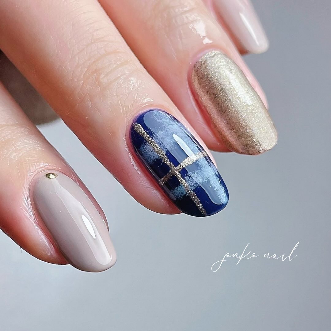 もけもけチェック柄🧶🤍
⁡
⁡
ネイビーを下地にホワイトで
もけもけなチェック柄🤍ꔛ‬
⁡
秋通り越して
冬みたいになった⛄️
⁡
⁡
綿棒を使って
もけもけ感を出しましたよ☺️
⁡
やり方は後日リールにて..♡
⁡
⁡
@jumii