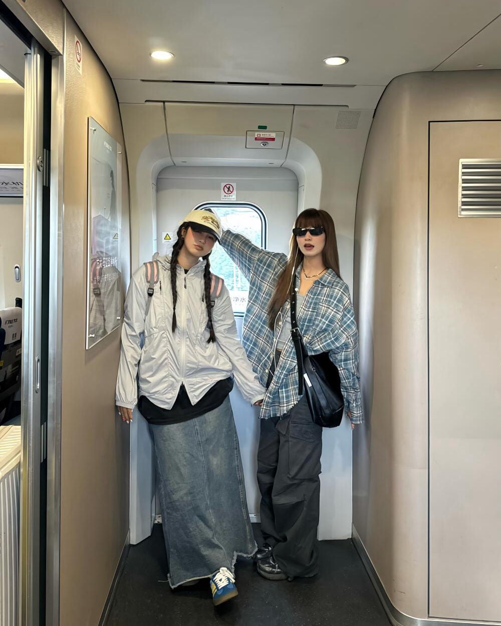 ひとみ on LIPS 「良い友達は旅行の最高のアイテムです!!!#コーデ#韓国ファッシ..」(1枚目)