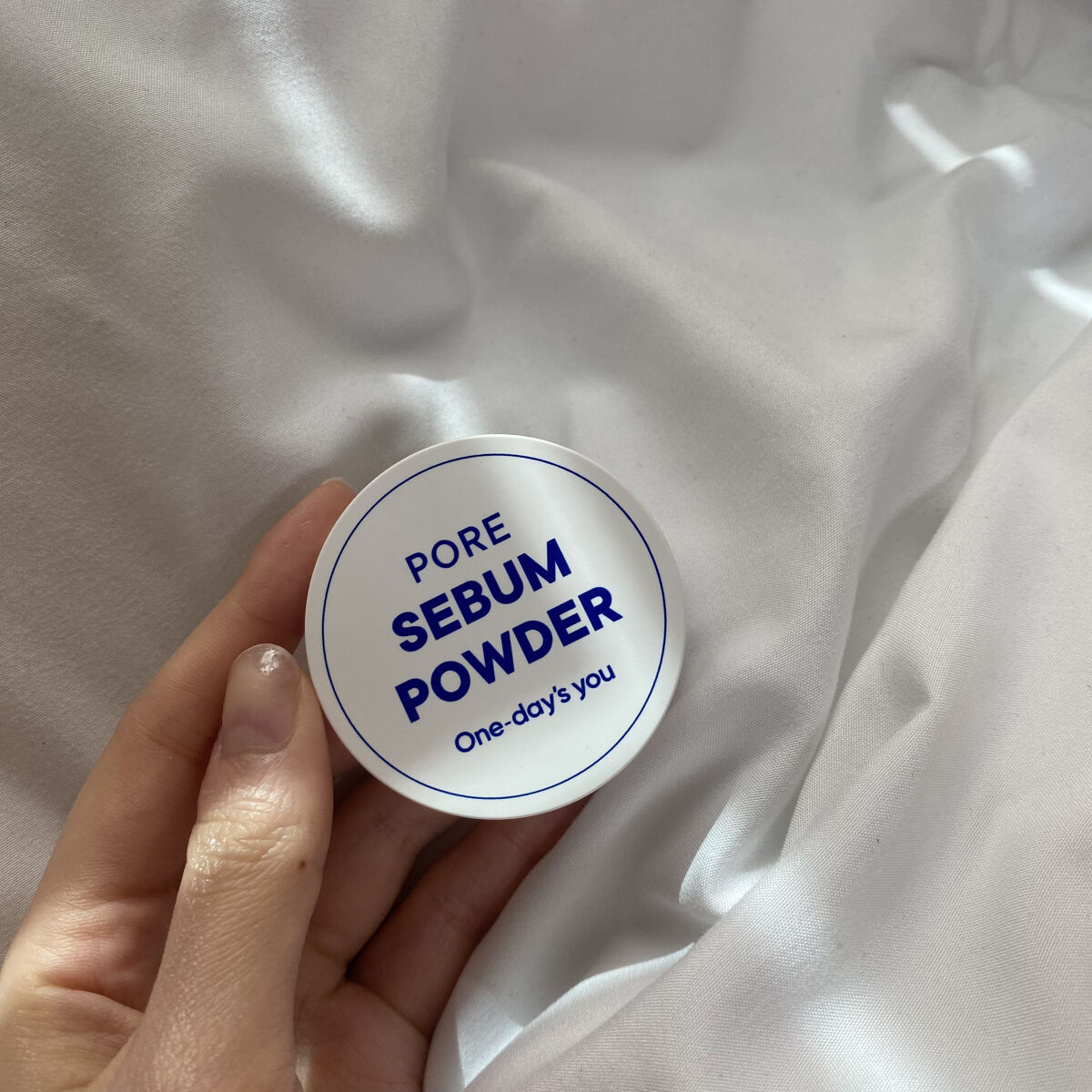 One-day's you🫧ポアセバムパウダー🫧

いつも前髪がベタつかないようにパウダーを軽く叩いています！
ついにイニスフリーのがなくなったので新しいものを購入🫶

特に感想も気にならないし、鼻周りや眉毛など
ぽんぽん叩いてからメ