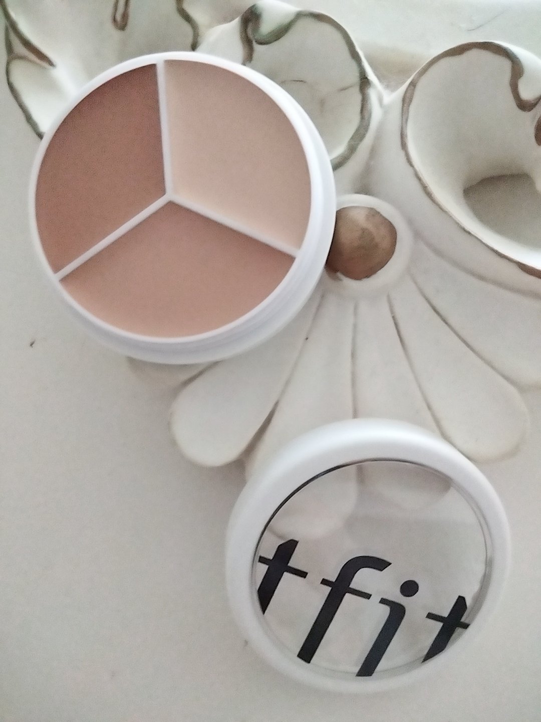 バームタイプのカバーアッププロコンシーラー
で指でポンポンと
シミやクマの部分にのせるだけで
薄付きなのに
しっかりカバーしてくれます！

カラーも3色あるので
一番濃いカラーで
ノーズシャドウをいれてみると
かんたんに立体感だせました☆
