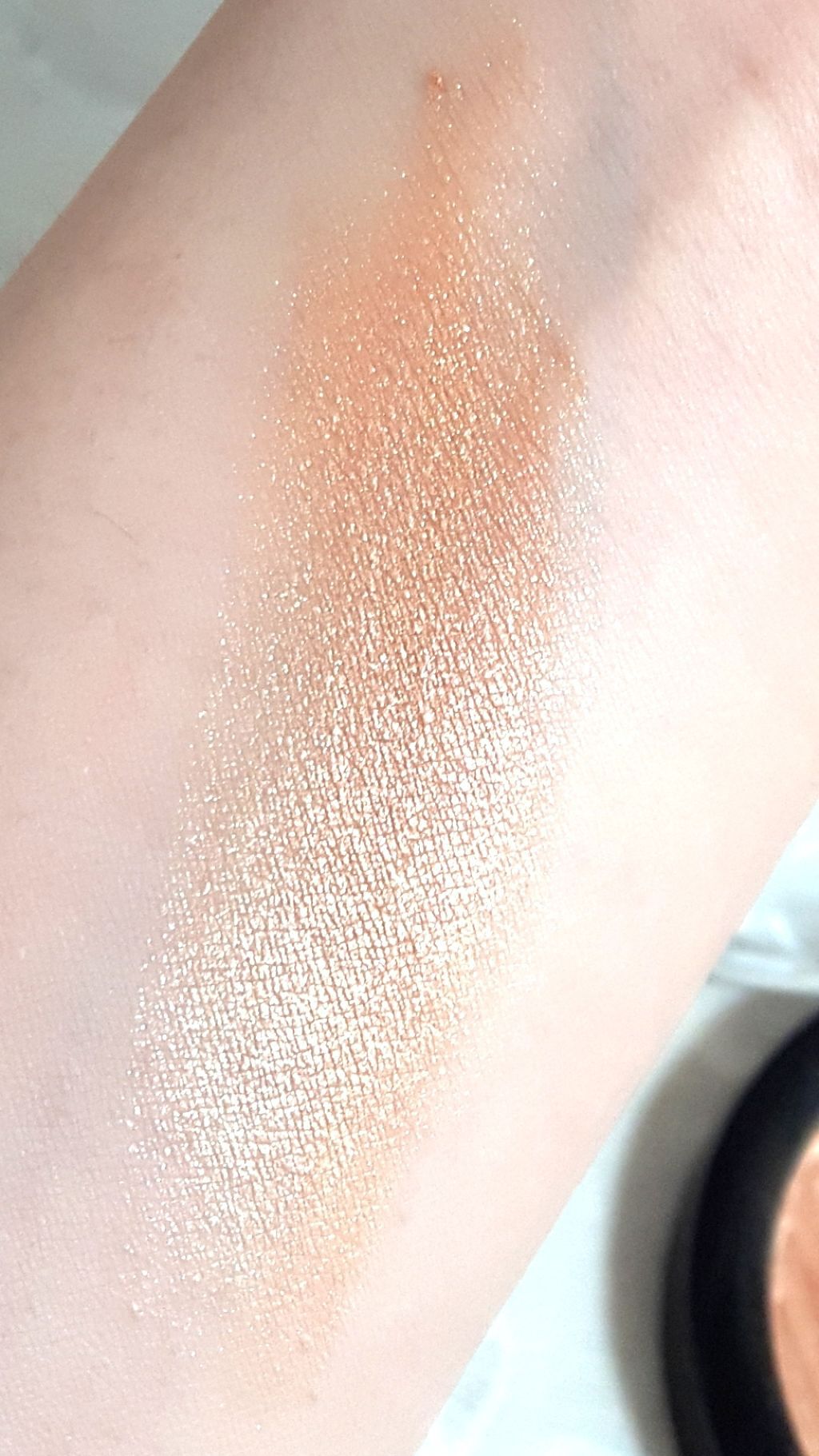 MAYBELLINE NEW YORK マスタークロームハイライターのクチコミ「MAYBELLINE
マスタークロームハイライター S01

1600円(税抜き)

スウォッチ..」（3枚目）