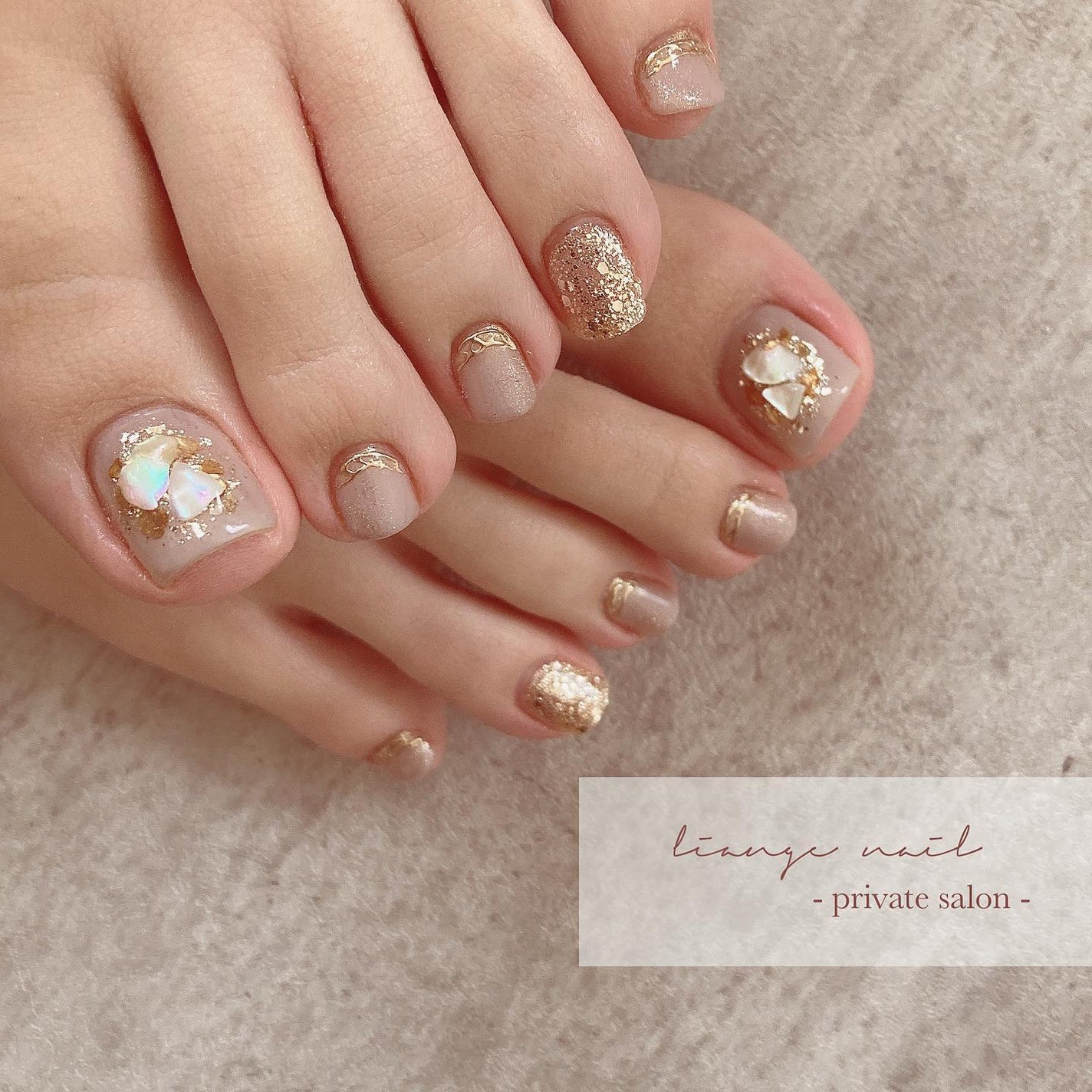 Yuki on LIPS 「.おまかせフットネイル🌿..根本のミラーのラインは@rusel..」(1枚目)