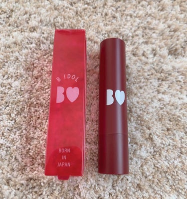 前から気になってたあかりんのリップ💄
B IDOLの07 束縛REDを今回購入してみました！
1度塗りでもパキッと発色がよく可愛い色です💕
 #スウォッチ 
#はじめての投稿