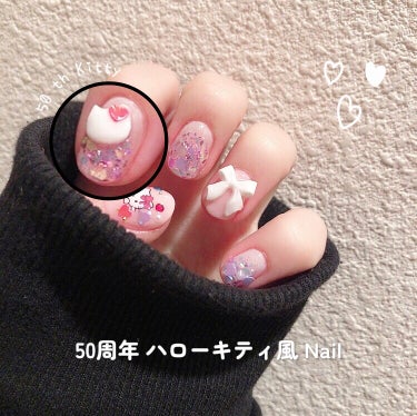 50周年ハローキティデザインを意識して ネイルしてみたよー💅❣️
 キティの部分は3Dジェルで作ったよ⸝⋆  
白　イロジェル(クリアホワイト)

ラメ 過去にセリアで購入
ピンクカラー ダイソージェル