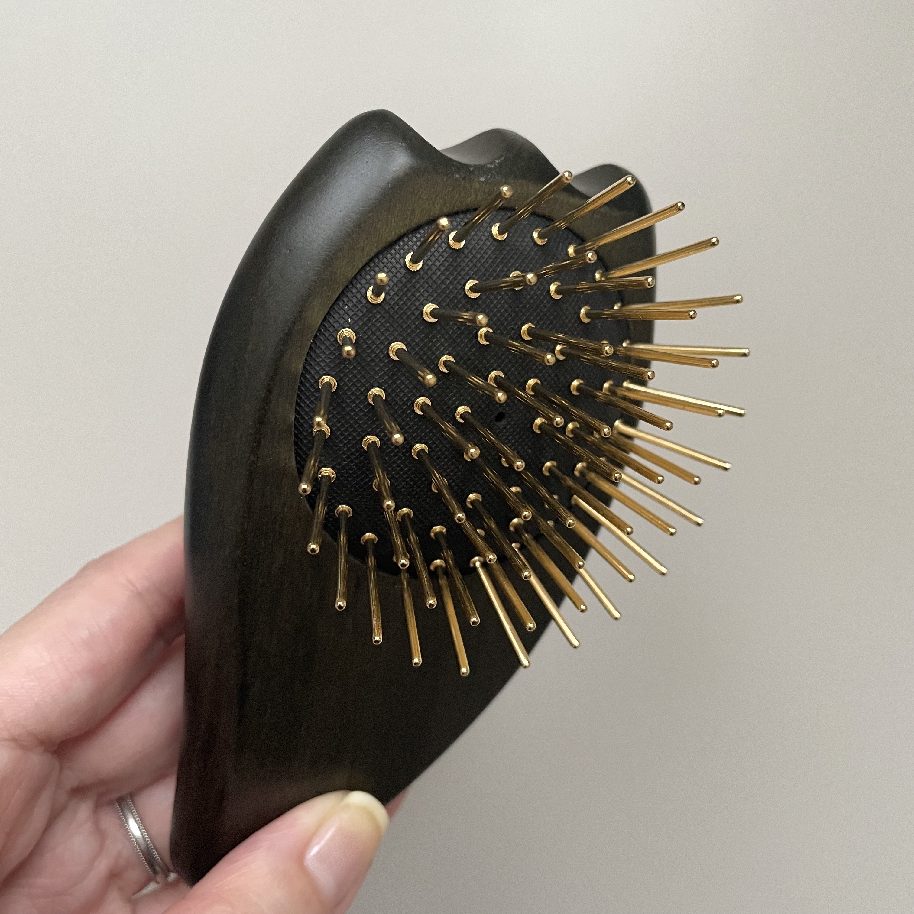 SNOW FOX SKINCARE プレミアム FOX カッサ ゴースト ヘアブラシ ブラックのクチコミ「𓆸
SNOW FOX SKINCARE
プレミアム FOX カッサ ゴースト
ヘアブラシ ブラ.....」（2枚目）