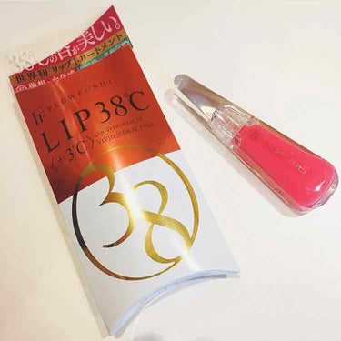 #フローフシ #リップトリートメント lip38℃

#プラス3度 のコーラルピンク
仕事中や、外に出るときに口紅の上から使ってます♥

縦ジワが目立たなくなったような。。

