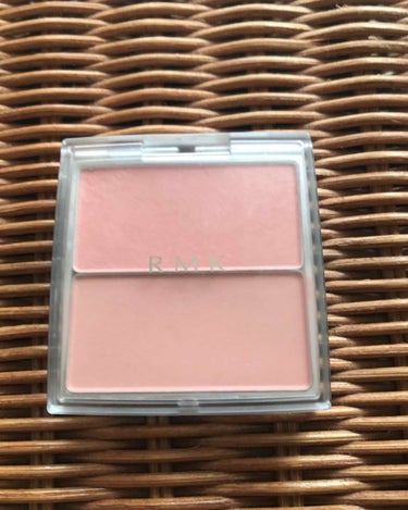 イエベ春にオススメのチークです

RMK インジーニアス  パウダーチークスの
07 08です♡

07はラメ パール無しの肌色に近い
コーラルピンク
本来ならマットは秋さんの方が得意ですが
こちらは春