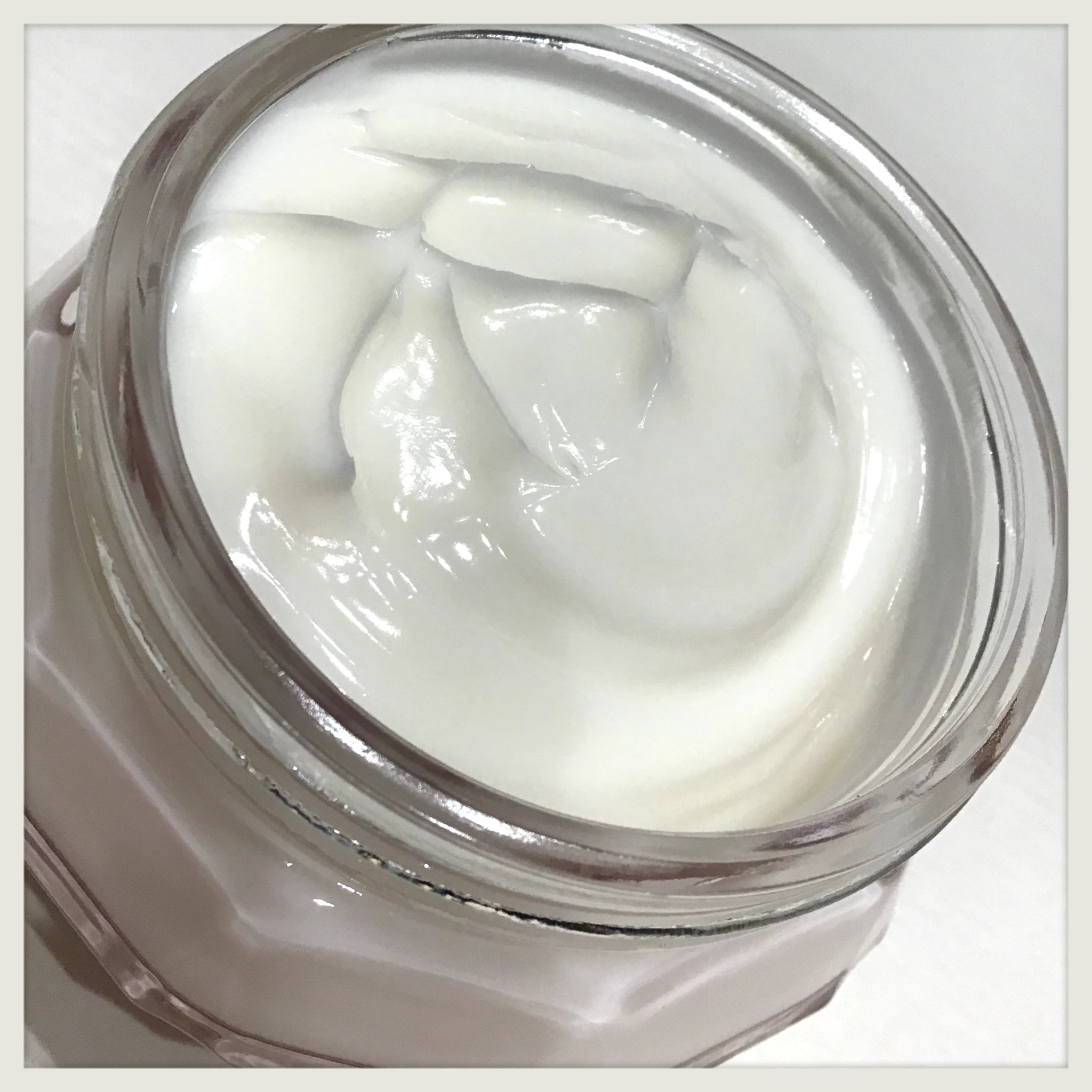 JILL STUART クリスタルブルーム パフュームド ボディクリームのクチコミ「インスタで見つけて｢めっちゃ可愛い🥰💕✨｣って思って買いました✌️
このキラキラのお花がめっち.....」（2枚目）