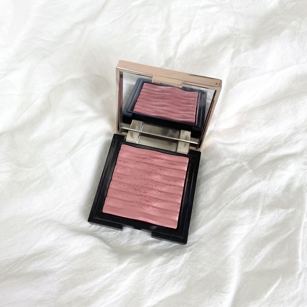 CLIO　プリズムエアブラッシャー　#03 City coral
Qoo10で1750円

ツヤツヤ系のチーク欲しくてこれ買いました！
可愛い可愛い😭
値段もお手頃なのにラメ感も綺麗で良いです。👌
実際の色味は2枚目の画像が近いです。
