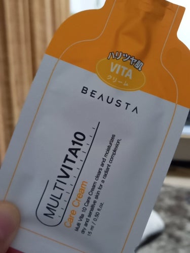 
🌿BEAUSTA
　　ビュースタ VITAケアクリーム
　　パウチ 15ml

このシートマスクが良かったので

パウチタイプをドンキーで440円で購入。


10種類のビタミン配合でキメの整った

透明感、うる艶肌に。

多めに肌にのせて、スリーピングマスクとして使える🎵


なので今夜は沢山塗りました🎵

しかし、すぐに吸収されたのかすごいさらさらなんです✨

もしかしたら脂性肌さんにも使えるかも…

ぜひ店頭でチェックしてみてください。の画像 その0