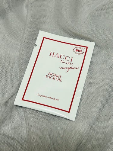・HACCI フェイスオイル


はちみつ色のオイルですが、
はちみつの香りはしません✋


気になるほどではないけど、
ザ・オイルという感じで、


塗った直後は脂ぎってるくらいテカテカです（笑）

