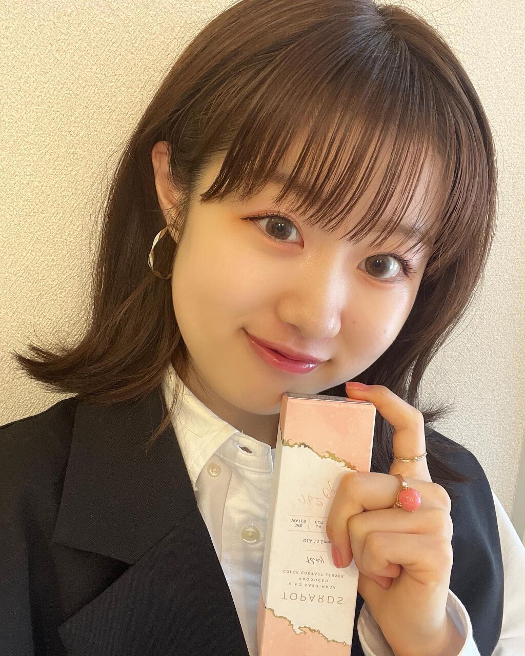 篠原莉乃さんがプロデュースされているトパーズというカラコンのオパールを使用してみました☺︎

色味がわかるようにノーマルで撮ったので参考にしてみてください！

着色直径が大きめで、カーキのような色で本当に可愛い、、🤍
大きすぎて宇宙人のよ