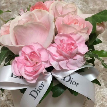 Dior プレステージ ラ ローションのクチコミ「❤️Dior❤️さまから
お花のプレゼントが届きました🌹


生花で
白かピンクか選べたので、.....」（3枚目）