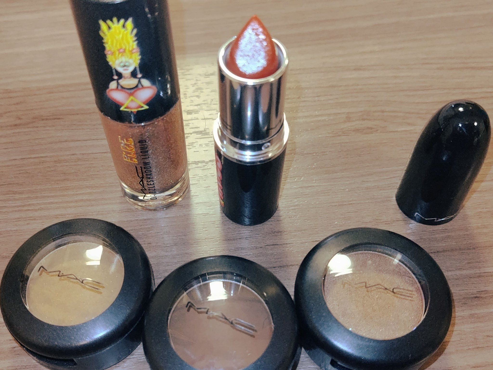 ラスターガラス リップスティック ローカル セレブ（牡羊座）限定パッケージ/M・A・C/口紅を使ったクチコミ（2枚目）