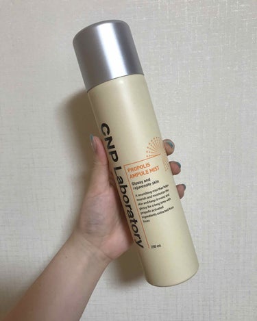 プロポリスアンプルミスト
CNP Laboratory 250ml  
韓国で買ったため、値段がわかりません🙇
Qoo10価格 100ml 1500円(税込)

今回は1本使い切った、CNPのプロポリスアンプルミストをご紹介したいと思います🌈

コロナが流行る前に、韓国旅行した際購入しました！

CNPという#韓国 のコスメブランドは、皮膚科プロデュースで、特にアンプルとクッションファンデが有名ですよね！

絶賛肌荒れ中だった私は、韓国に行ったら絶対買うと決め、GETしてきました！😆

スプレータイプで、ミストがとっても細かいところがすごく良かった！

満遍なく顔に広がり、時短にもなる所がとても便利でした！

また、保湿力もバッチリ👌
元々アベンヌウォーターを使用していて、保湿力が欲しかった私にピッタリでした💞

好みが分かれるのが香り！
ハーブのような香りで、私は少し苦手でした😭
慣れれば大丈夫でした👌

とはいえ、大容量で3~4ヶ月朝と夜使い続けても無くならなかったので、コスパも良く大満足でした！

私が買ったのは250mlですが、Qoo10で見ると100mlしか売っていませんでした！

化粧水難民の皆様は1回 #韓国コスメ を視野にいれてみるのも、良いのではないでしょうか☺️

#CNPLaboratory #CNP #ミスト#プロポリスアンプルミスト#化粧水 #韓国 #スキンケア #韓国コスメ  #スプレー #プロポリスアンプル の画像 その1