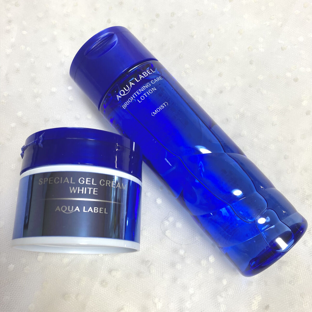 アクアレーベル
ブライトニングケア ローション(みずみずしいしっとりタイプ)
スペシャルジェルクリームA(ホワイト)

♡ ••┈┈┈┈┈┈┈┈•• ♡

➤ブライトニングケア ローション
とろみがあるテクスチャですが、
ベタつかずスーッと